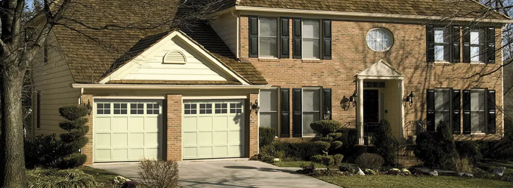 Cambridge CM, 8’ x 7’, Desert Sand door and overlays, 4 lite Panoramic windows